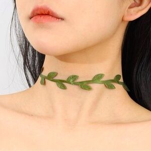 Leaf Design Choker Green lightweight new in plastic
